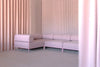 Das Noah Sofa: Ein exquisites, modulares Designobjekt, das durch seine nachhaltige Ausrichtung überzeugt. Mit einer Vielfalt an Anpassungsmöglichkeiten und einem Bezugsstoff in Blassrosa wird es zum Highlight in jedem Raum.