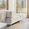 Das Noah Sofa: Ein einzigartiges Beispiel für anspruchsvolles Design und Nachhaltigkeit. Dank seiner Modularität kannst du es nach deinen Vorlieben gestalten und den Bezugsstoff in hellgrau – für eine perfekte Ergänzung in jedem Wohnraum.