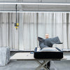 Die Herstellung des nachhaltigen noah Sofas erfolgt ausschließlich in Deutschland. Zu sehen ist ein Mitarbeiter von noah, der ein großes Sitzmodul (95) anfertigt. Die Szene passiert in einer aufgeräumten Werkstatt.