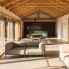 Das Noah Sofa: Ein einzigartiges Beispiel für anspruchsvolles Design und Nachhaltigkeit. Dank seiner Modularität kannst du es nach deinen Vorlieben gestalten und den Bezugsstoff in Salbei – für eine perfekte Ergänzung in jedem Wohnraum.