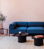 Das Noah Sofa: Ein einzigartiges Beispiel für anspruchsvolles Design und Nachhaltigkeit. Dank seiner Modularität kannst du es nach deinen Vorlieben gestalten und den Bezugsstoff in Ozeanblau – für eine perfekte Ergänzung in jedem Wohnraum.